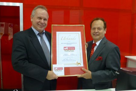 Übergabe der V.I.Partner Urkunde an AMC im Jahr 2012